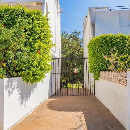 Cubo's Rubi Townhouse Marbella
